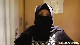 خيال مص قضيب إكس إكس إكس: مراهقة عربية محجبة تبتلع لحمًا أبيضًا عملاقًا