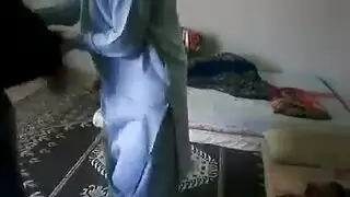وضعية واقفة: نكاحها بعمق في الزي التقليدي