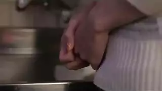 رجل يهيج على ابنة زوجته