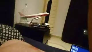 فتاة عربية سمراء تأخذ قضيب أبيض صلب مشهد إباحي كامل