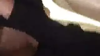 مراهقان يصبحان زلقين في مشهد استمناء