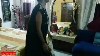 زوجة شابة تمص قضيب زوجها قبل الاجتماع