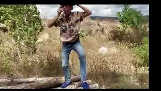 راقصة في خوذة تمارس الجنس مع جبهة مورو ألينا تومانوفا في الفم الكثير من الكلمات اليومية