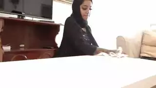 سكس إباحي مع خادمة عربية محجبة مثيرة