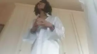 قضيب الأخ غير الشقيق ينبض في سراويله الضيقة