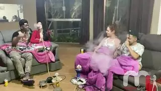 النوم العميق يتحول إلى جنس شرجي صارم مع قضيب أسود كبير