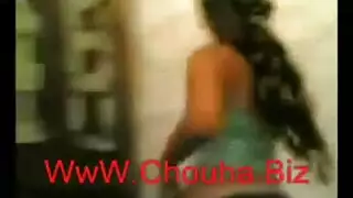 العاهرة العربية الشابة ساتا زازا تظهر جسدها ثم تنك نفسها