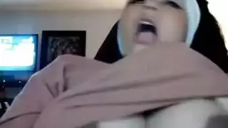 فتاة مصرية تلمس كسها المبلل بشدة