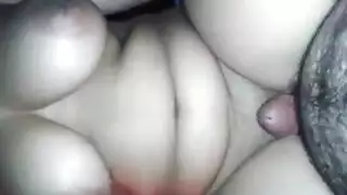 مهبل الأم الشابة المبلل يتم تدميره بقضبان ضخمة