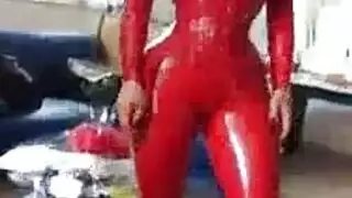 مص للقضيب بقفازات لاتكس وعملية مص عميق