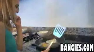 نحيل طويل القامة يلعب مع لعبة الفضة