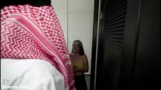 جنس فموي عنيف: شقراء تأخذ قضيب عربي ثخين بعمق