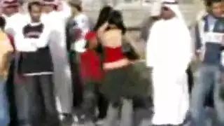 ترقص ثم تأخذ كل الأعضاء الذكرية