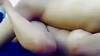 عاهرة عربية مثيرة تتوسل للسائل المنوي على ثدييها الكبيرين