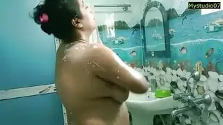 زوجة الأخ تأخذ قضيبًا لسداد فواتير الزوج