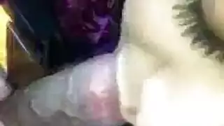 فتاة الساري الساخنة تبرز ثدييها في العلن