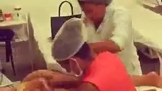 ممرضة الحمار الكبيرة مارس الجنس في مكتبها بالمريض