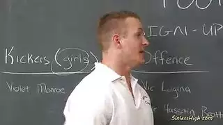 شقراء مغرية تمص مصاصة قبل جنس عنيف