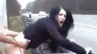 امرأة ناضجة تستمني بفاكهة لعبة صريحة بكسي