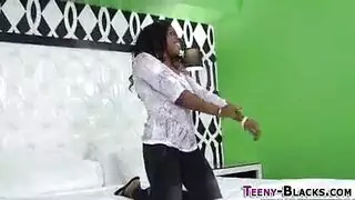 العاهرة ليلي تبلع السائل المنوي في ثلاثي جنسي قاس