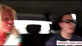 مشاركة نشوتها: مثلث جنسي صريح مع تحفيز مزدوج