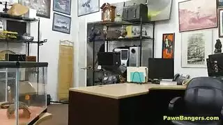 شاب غربي مشعر يتلقى ضربات إباحية قاسية