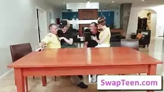 الملكة نيكي سنو تأخذه بعمق في مؤخرتها