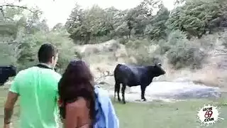 في سن المراهقة والراحة في جوارب يحصل على بعض كس وحميمة مع 3 إنها جيدة هذه الليلة