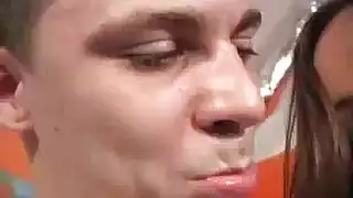 صفع ذلك القضيب الصغير في مشهد إباحي