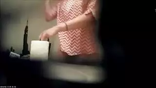 متنصت يسجل استحمام مراهقة عارية لموقع إباحي
