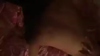 امرأة أكبر سناً تعلم الثور المثير كيف يمارس الجنس مع عذراء
