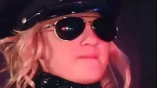 شرطية شقراء تنفذ القانون تأخذ قذفًا على وجهها من مجرم