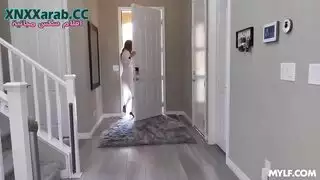 الزوج يصور زوجته وابنتها سراً في مشهد إباحي