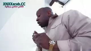 محظور عائلي صريح: زوج الأب الأسمر يأخذ زوجة أبيه