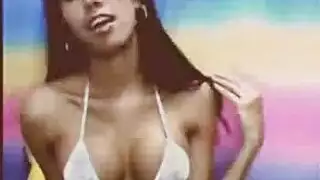 هاوية ممتلئة الجسم تثير ثم تكشف فرجها الحليق