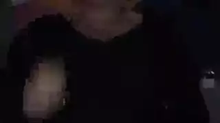 زوجة ناضجة ذات أثداء كبيرة تحصل على مهبلها الضيق مضروبًا بقضيب كبير