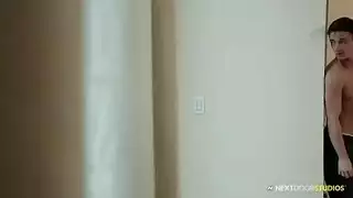 ينضم شباب الكلية إلى الطرف السحاقي لاكتشاف كس ضيق