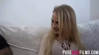 شقراء تجعل عشيقها يقذف ف كسها