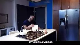 زوجة الاب الممحونة ذات الحمار الكبير