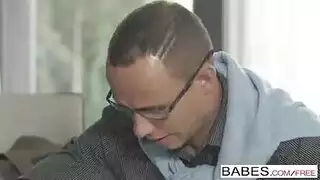 تفصخه ثوبها الأحمر محارم لبانية