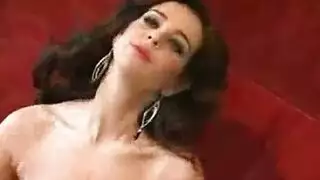 وضعية المبشر على طاولة التدليك: يضرب مهبلها المبلول