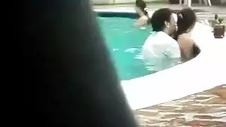 مراهقة صغيرة تأخذ قضيبًا ضخمًا
