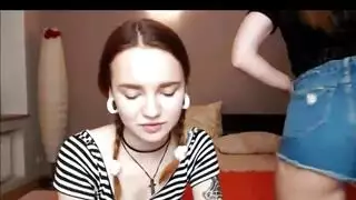 مساعدة ام في تمارين يوغا