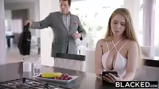 تلبية طلبها لتحميلات البورنو الصريح