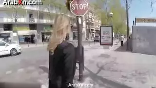 ضرب على الرصيف: جنس كلبي علني