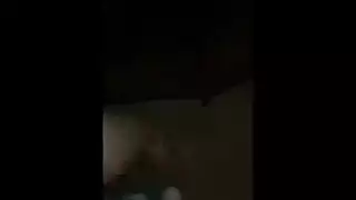 متلصص يستمني وهو يشاهد عاهرتين تمارسان الجنس مع رجل