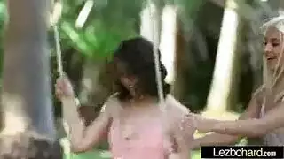 حارسات كويتيات في مشاهد ثلاثية صريحة
