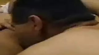 فعل شرجي لفخذين منحنية وأرداف كبيرة
