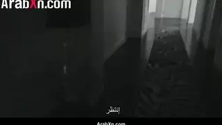 يستيقظ منتصباً ويحصل على تدليك قضيبي منها
