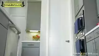 مصري انيك زوجت ابوه في المطبخ